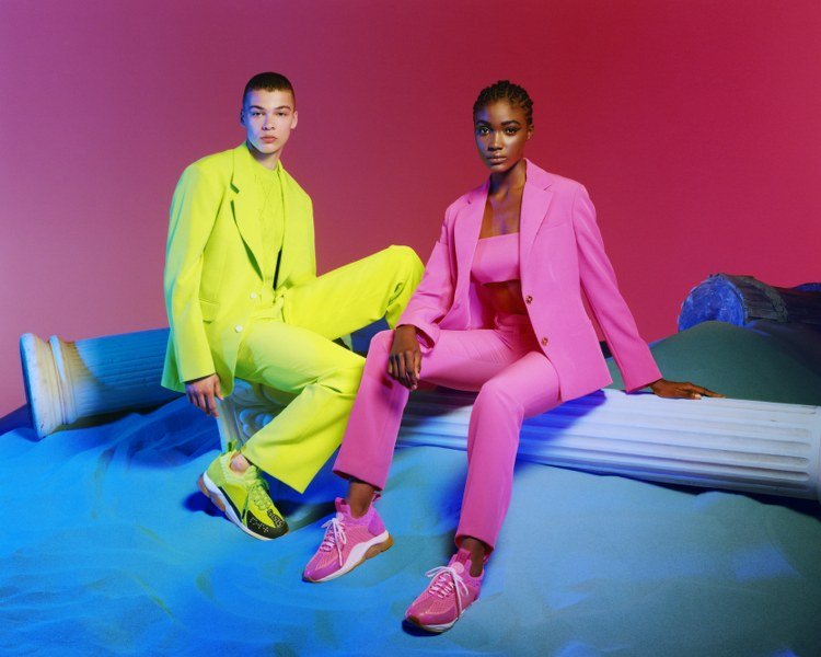 Versace ต้อนรับคอลเลคชั่น “Chain Reaction” ด้วยรองเท้าผ้าใบ Cross Chainer  Versace ต้อนรับคอลเลคชั่น “Chain Reaction” ด้วยรองเท้าผ้าใบ Cross Chainer