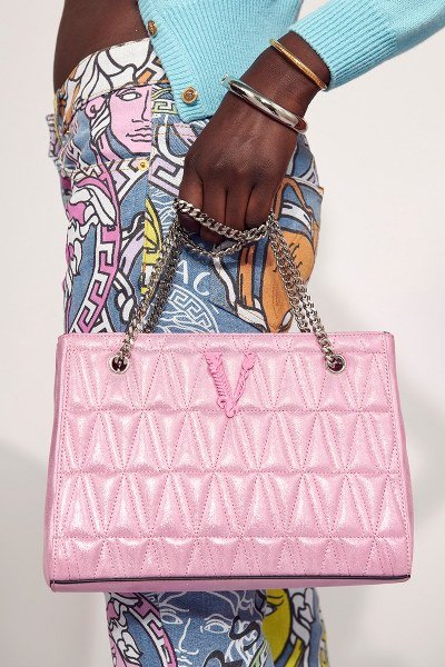 VERSACE เผยคอลเล็กชั่น RESORT ประจำปี 2021 “VERSACE FLASH COLLECTION” VERSACE เผยคอลเล็กชั่น RESORT ประจำปี 2021 “VERSACE FLASH COLLECTION”