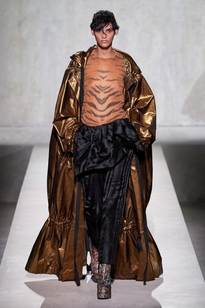 DRIES VAN NOTEN x CHRISTIAN LACROIX S/S 2020 การร่วมงานครั้งสำคัญ ของสองดีไซเนอร์ดังระดับโลก DRIES VAN NOTEN x CHRISTIAN LACROIX S/S 2020 การร่วมงานครั้งสำคัญ ของสองดีไซเนอร์ดังระดับโลก