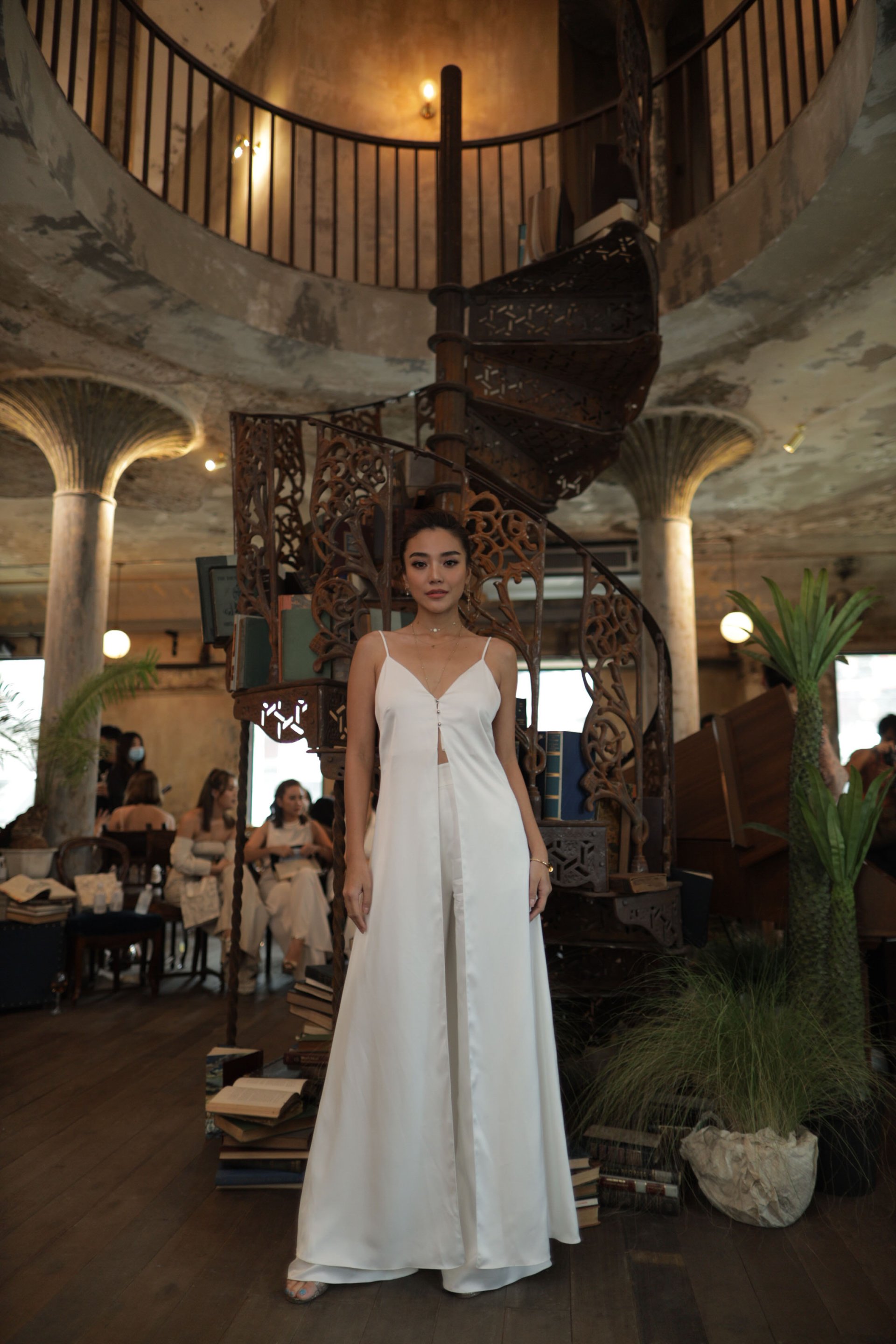 Ogil bolalar bilan onalar porno video Ayol oq suyuqlik bilan uradi