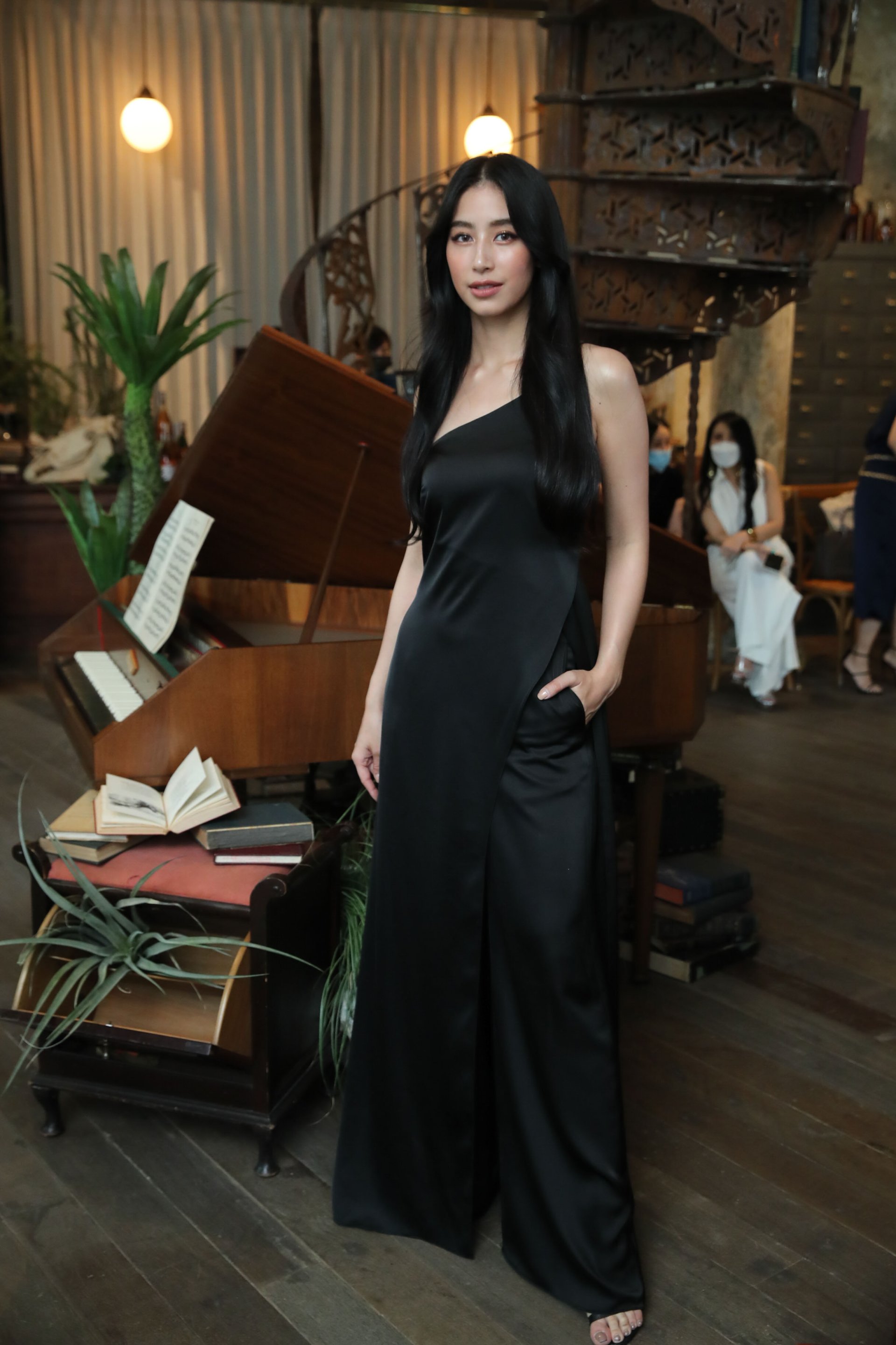 Transseksual Tyumen Ogizdagi fotosuratda koplab mushuklar