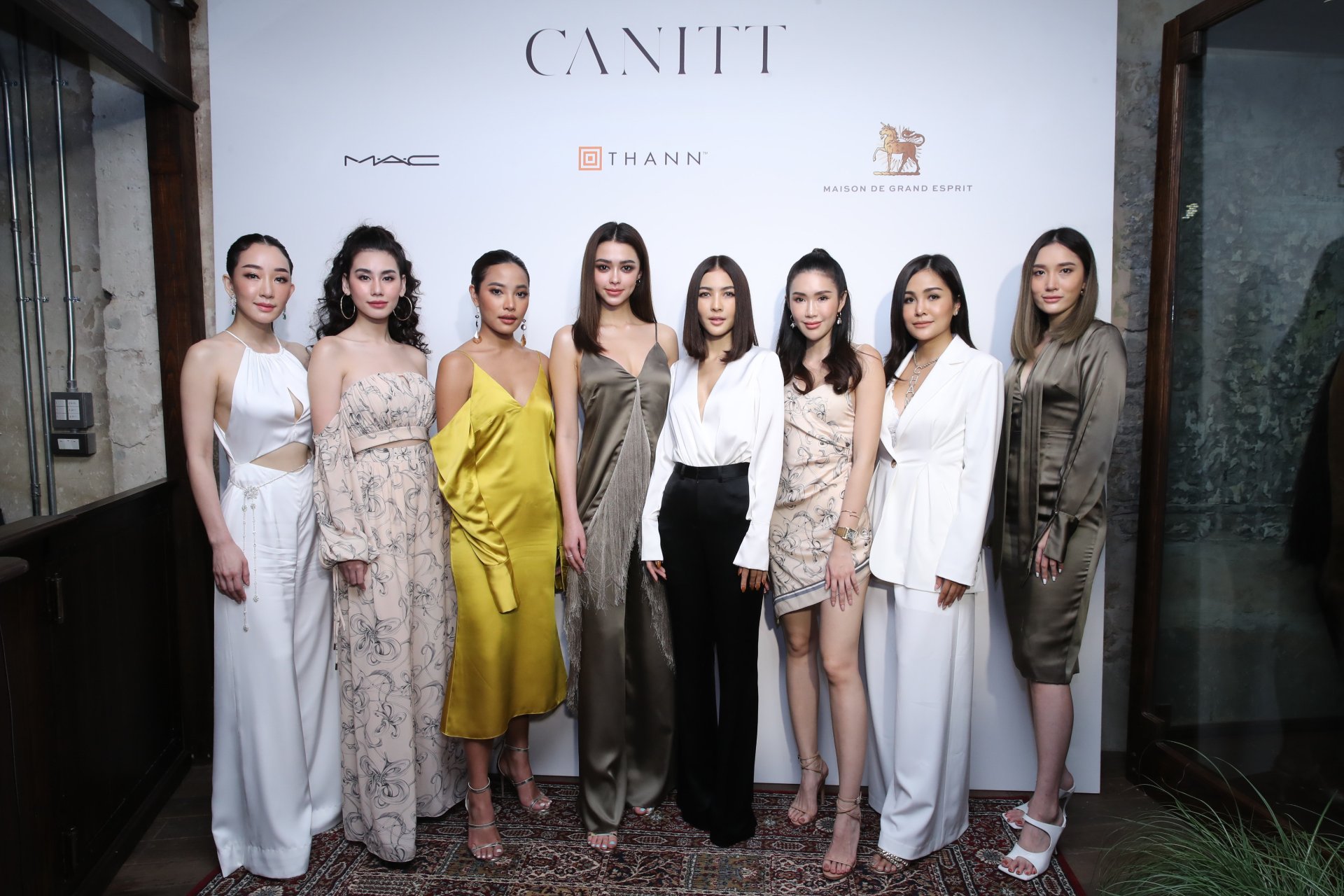 Ogillarini sorayotgan onalar video Eri bilmagan holda xotini porno sanoatiga kirib ketdi.