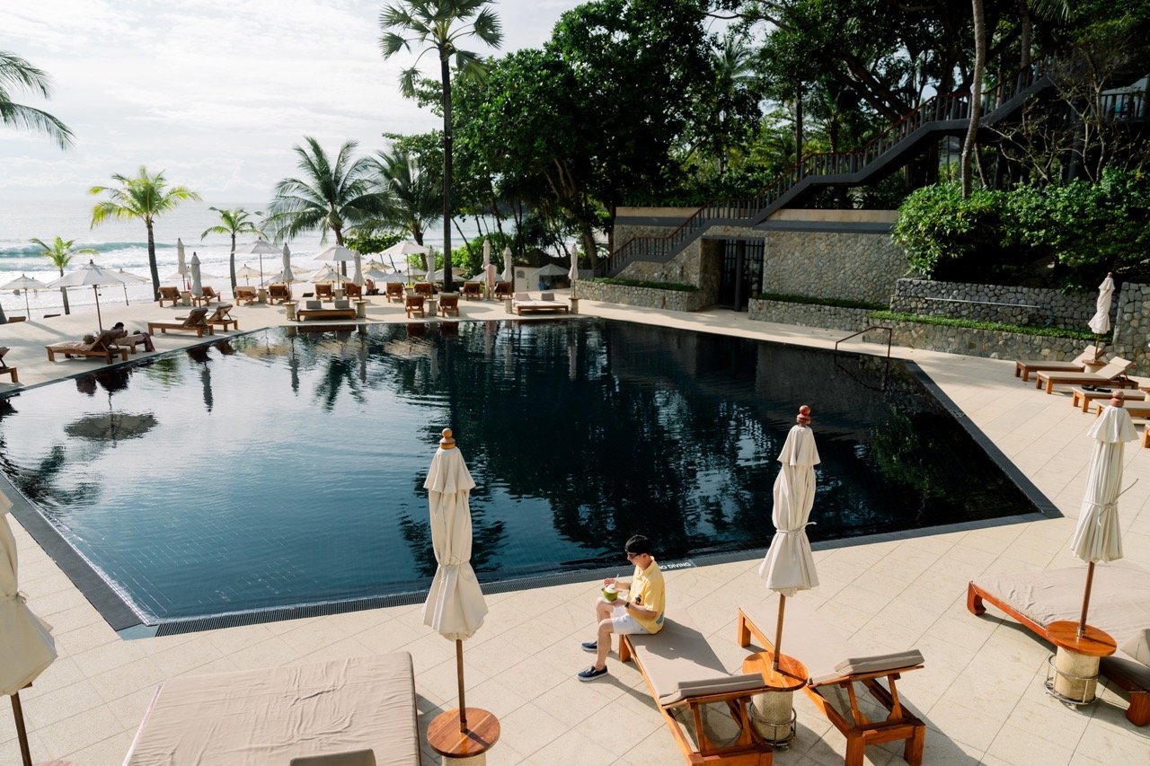 สูดรับลมทะเลอันดามัน ที่ โรงแรม The Surin Phuket  สูดรับลมทะเลอันดามัน ที่ โรงแรม The Surin Phuket