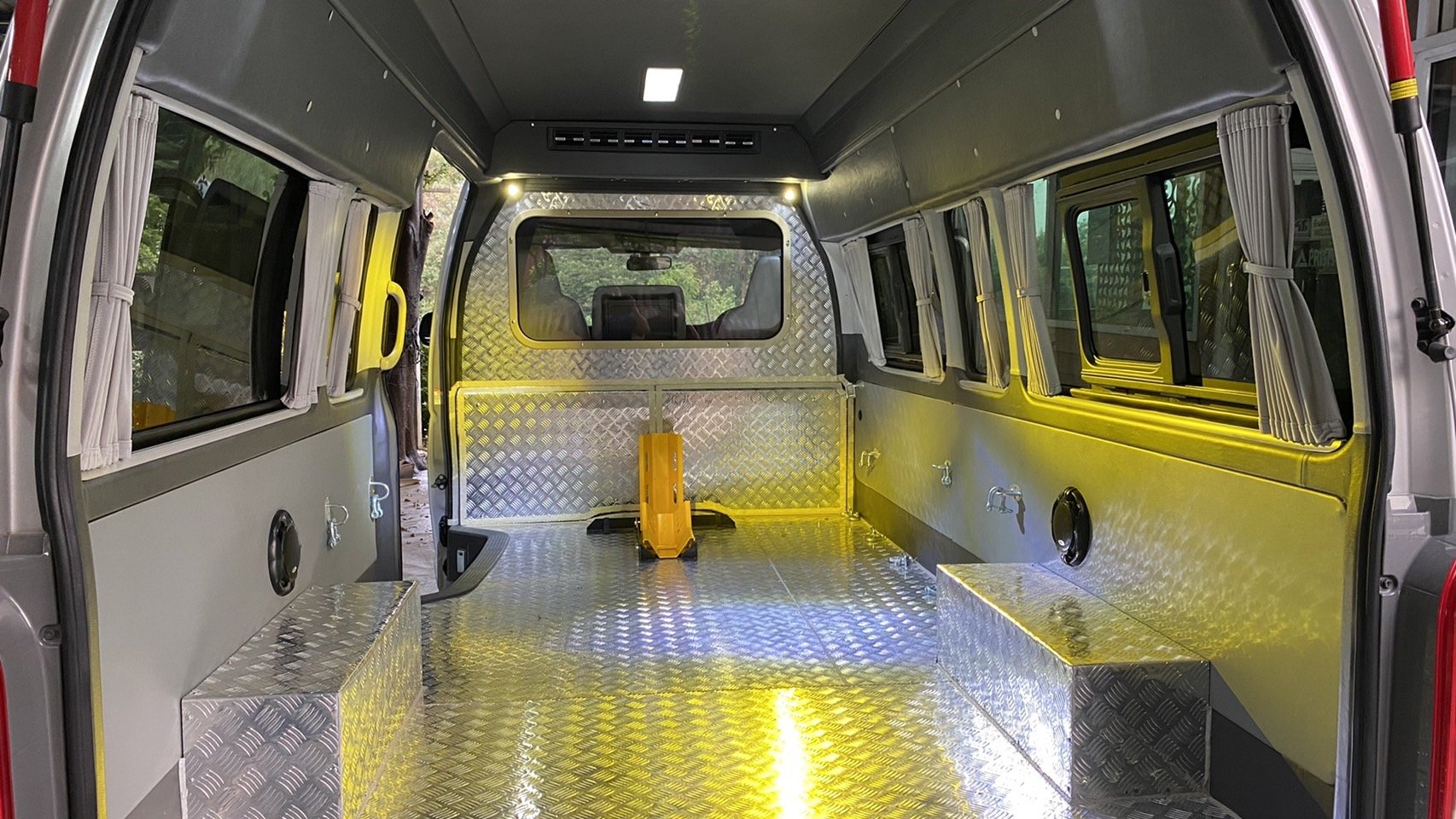 toyota commuter ปูพื้นอะลูมิเนียมตีนเป็ด ฉากกั้นตีนเป็ด ขนรถตอเตอร์ไซด์ toyota commuter ปูพื้นอะลูมิเนียมตีนเป็ด ฉากกั้นตีนเป็ด ขนรถตอเตอร์ไซด์