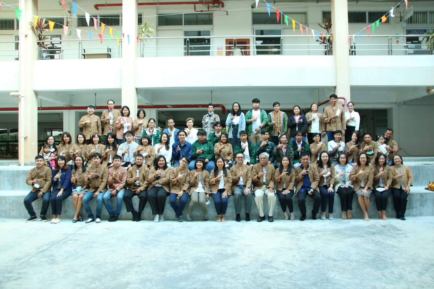 ทำบุญตักบาตร (เติมบุญ เสริมสุข) ประจำปี 2566 คณะเกษตรศาสตร์และทรัพยากรธรรมชาติ มหาวิทยาลัยพะเยา