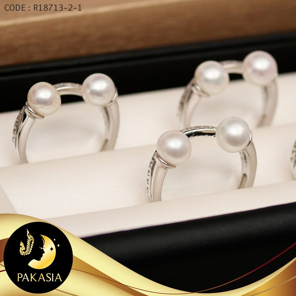 แหวนมุกทวินฮัลเลย์ มุกน้ำจืดเกรดพรีเมี่ยม สีขาว ทรง Semi-round ขนาด 5-6 mm เกรด AA+ ตัวเรือนเงินแท้ 92.5 ชุบทองคำขาว ประดับพลอยแท้ White Topaz / R748