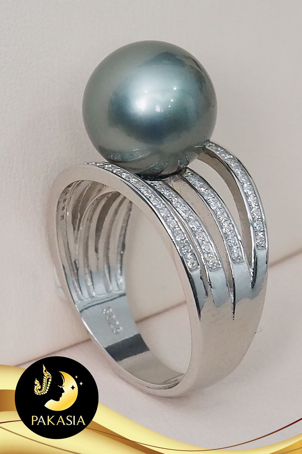 แหวนมุกตาฮิติสี่สายประดับเพชร cz มุกฮิติ ทรงกลม สีดำ เกรด AAA ขนาด 11-11.5 mm. ตัวเรือนเงินแท้ 92.5 ชุบทองคำขาวประดับเพชร cz / SN0150ZR688