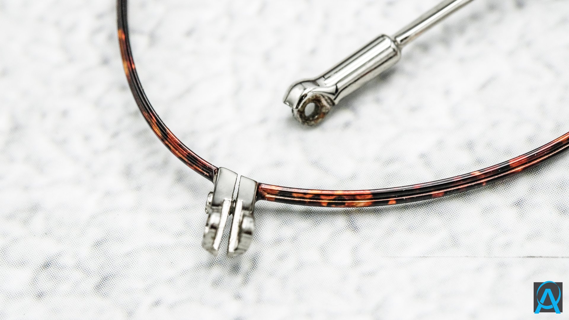 แว่นเบี้ยว ทับแว่น ถอดมือเดียวจนพัง แก้ยังไง แว่นเบี้ยว ทับแว่น ถอดมือเดียวจนพัง แก้ยังไง