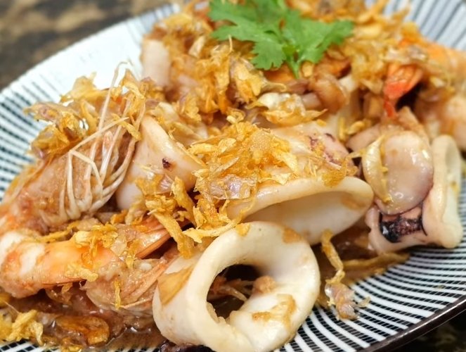ข้าวทะเลผัดกระเทียมพริกไทย