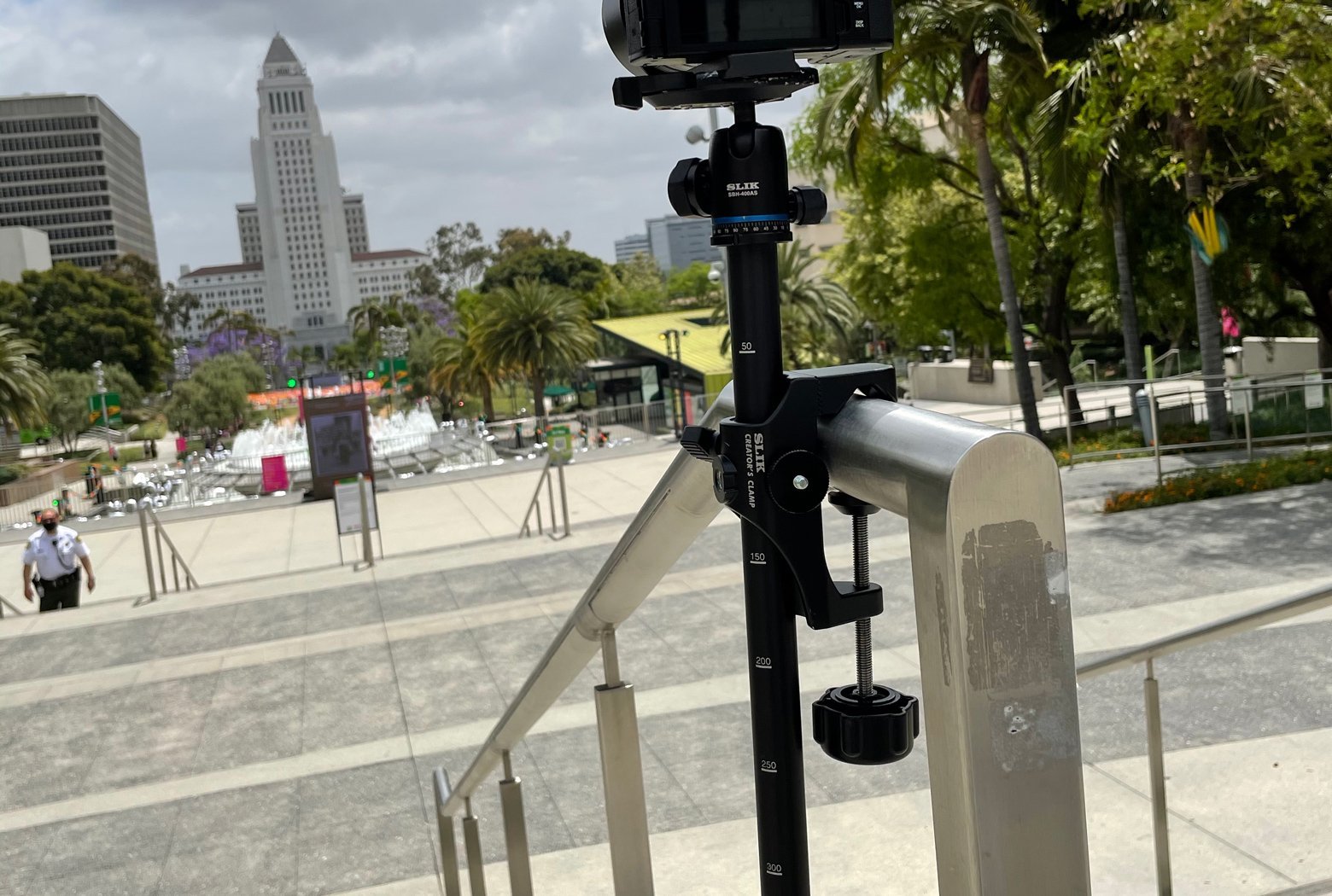 Slik Creator's Clamp จับกับราวสะพานทรงกลม