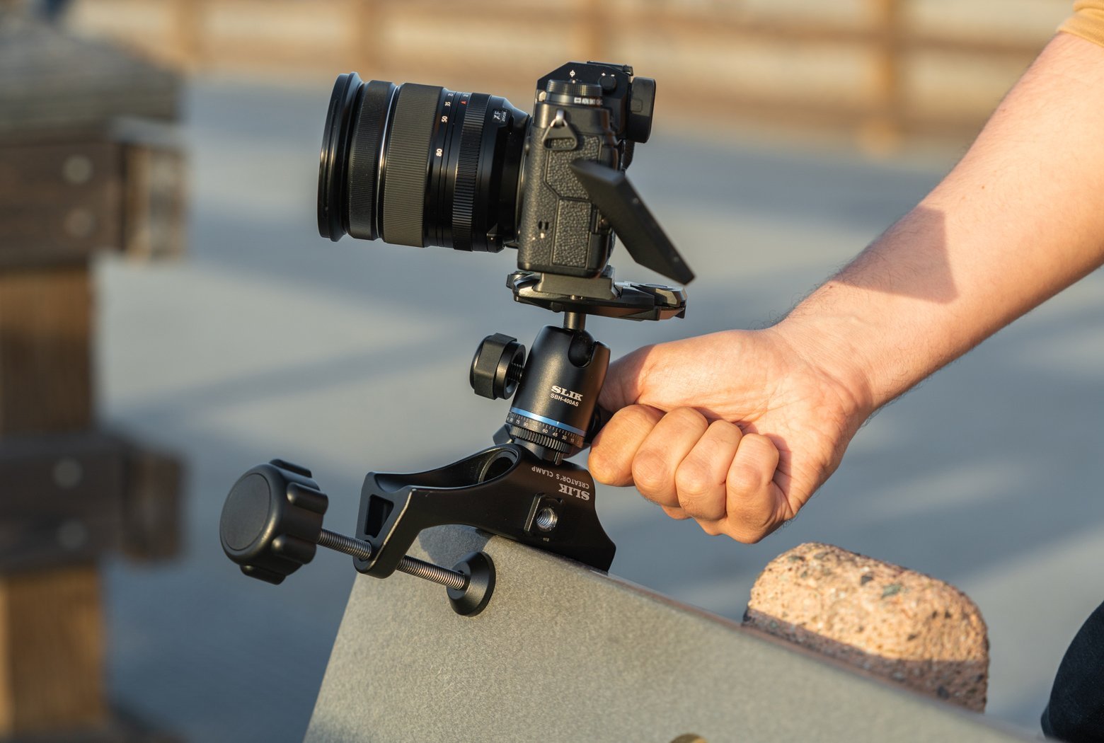 Accessory Port สำหรับติดตั้งอุปกรณ์เสริมหรือยึดหัวขาตั้งกล้องโดยตรง