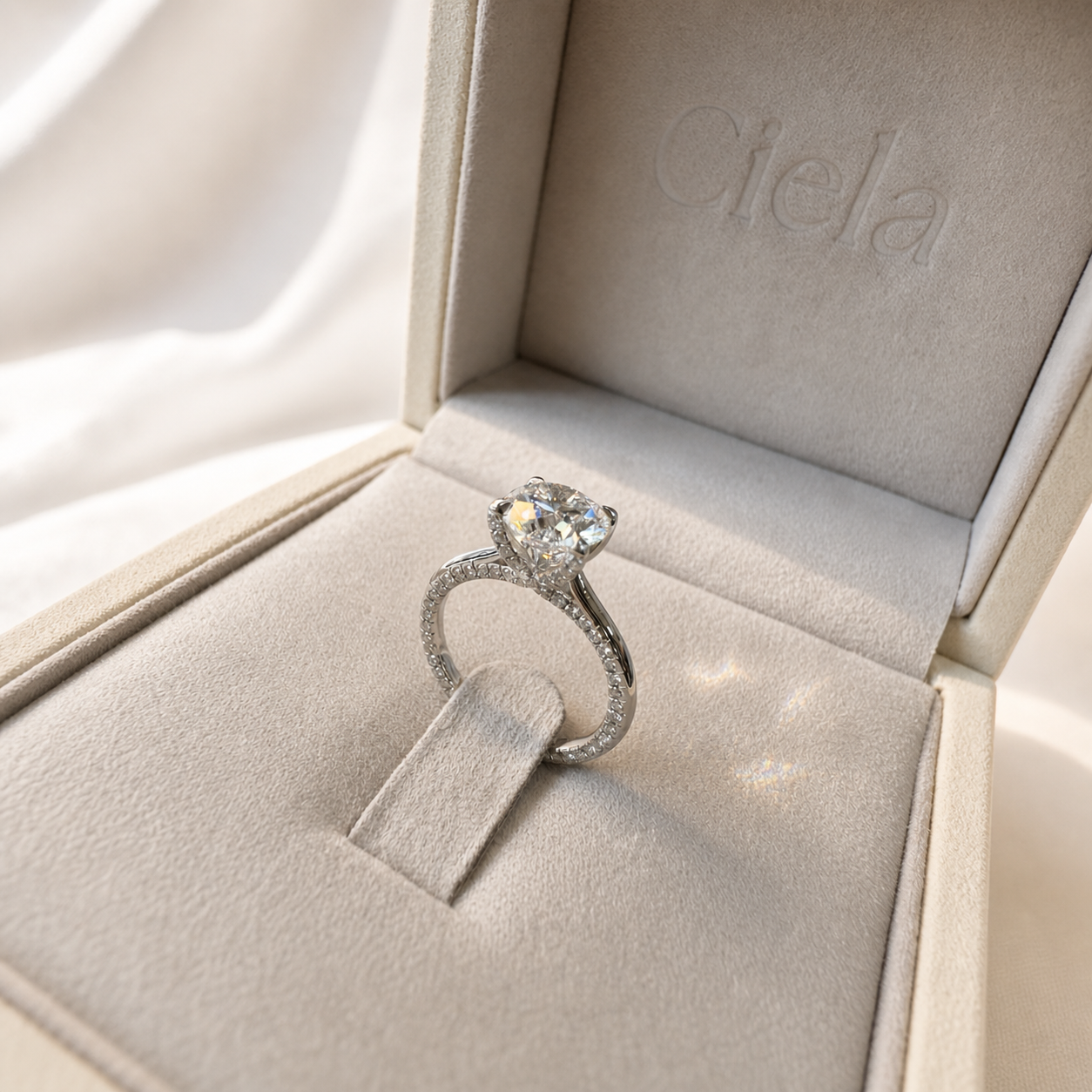 แหวนชูเพชรทรงกลม Round Brilliant ในกล่องเครื่องประดับ Ciela Jewelry