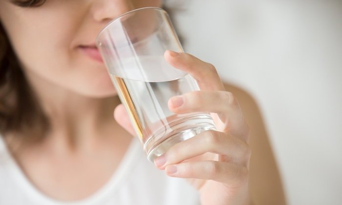 2. ดื่มน้ำสะอาดให้เพียงพอต่อความต้องการของร่างกาย