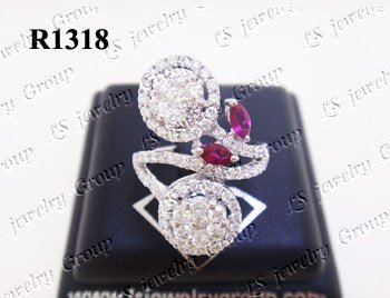 แหวนเพชร ประดับด้วยทับทิมพม่าธรรมชาติเจียระไน เพชร Heart & Arrow - Russian Cut Finest Diamonds