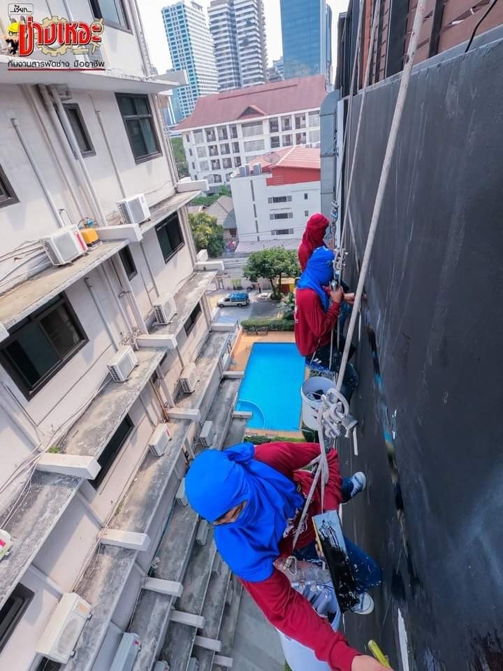Glass cleaning service for high-rise building