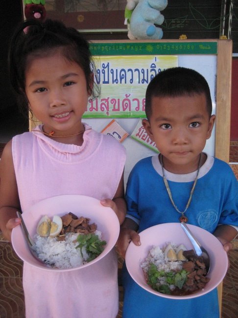 ไข่ไก่หนึ่งฟอง...เพื่อน้องสองคน ไข่ไก่หนึ่งฟอง...เพื่อน้องสองคน