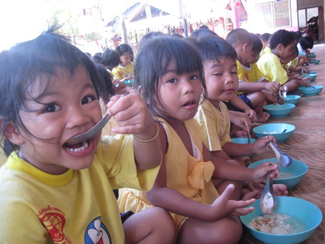 โครงการอาหารกลางวัน : มื้อเที่ยงนี้...พี่เลี้ยงน้อง โครงการอาหารกลางวัน : มื้อเที่ยงนี้...พี่เลี้ยงน้อง