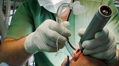 Nyeri Tenggorokan dan Faktor Intubasi Endotrakeal Nyeri Tenggorokan dan Faktor Intubasi Endotrakeal