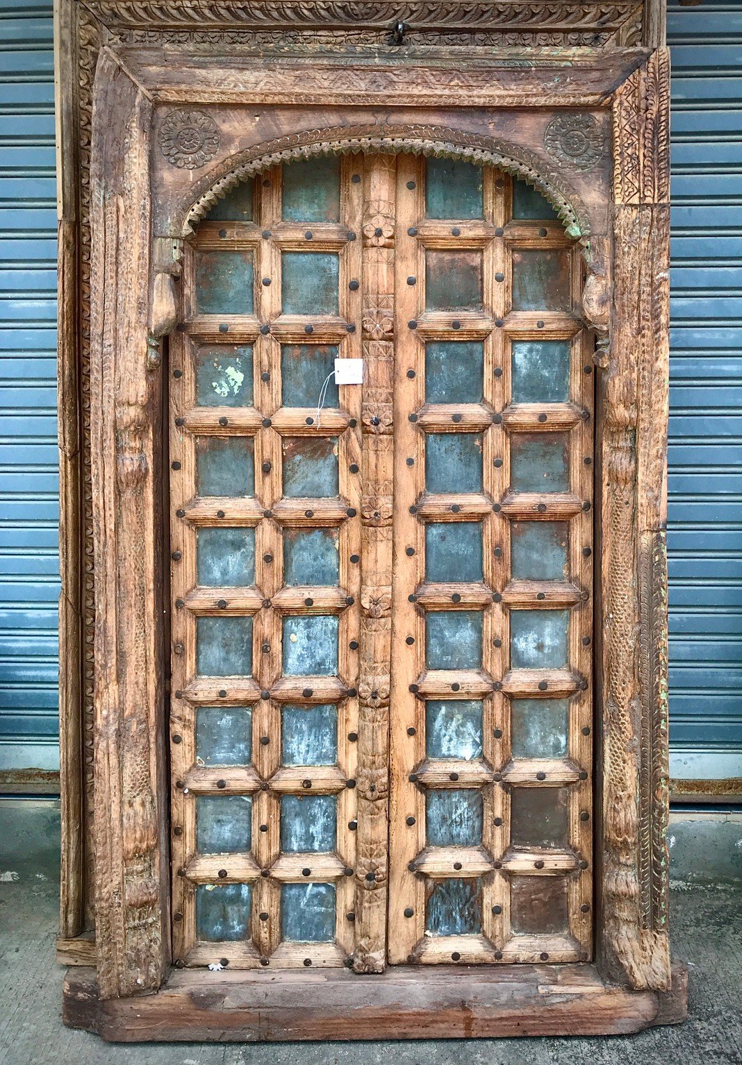 ประตูไม้จากอินเดียบานเล็กแต่งมุมโค้ง
