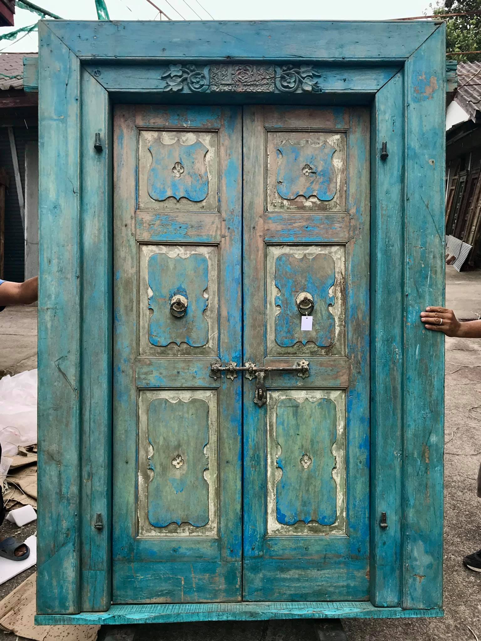 L56 ประตูไม้สักสไตล์โคโลเนียลสีฟ้าตัดขอบสีขาว