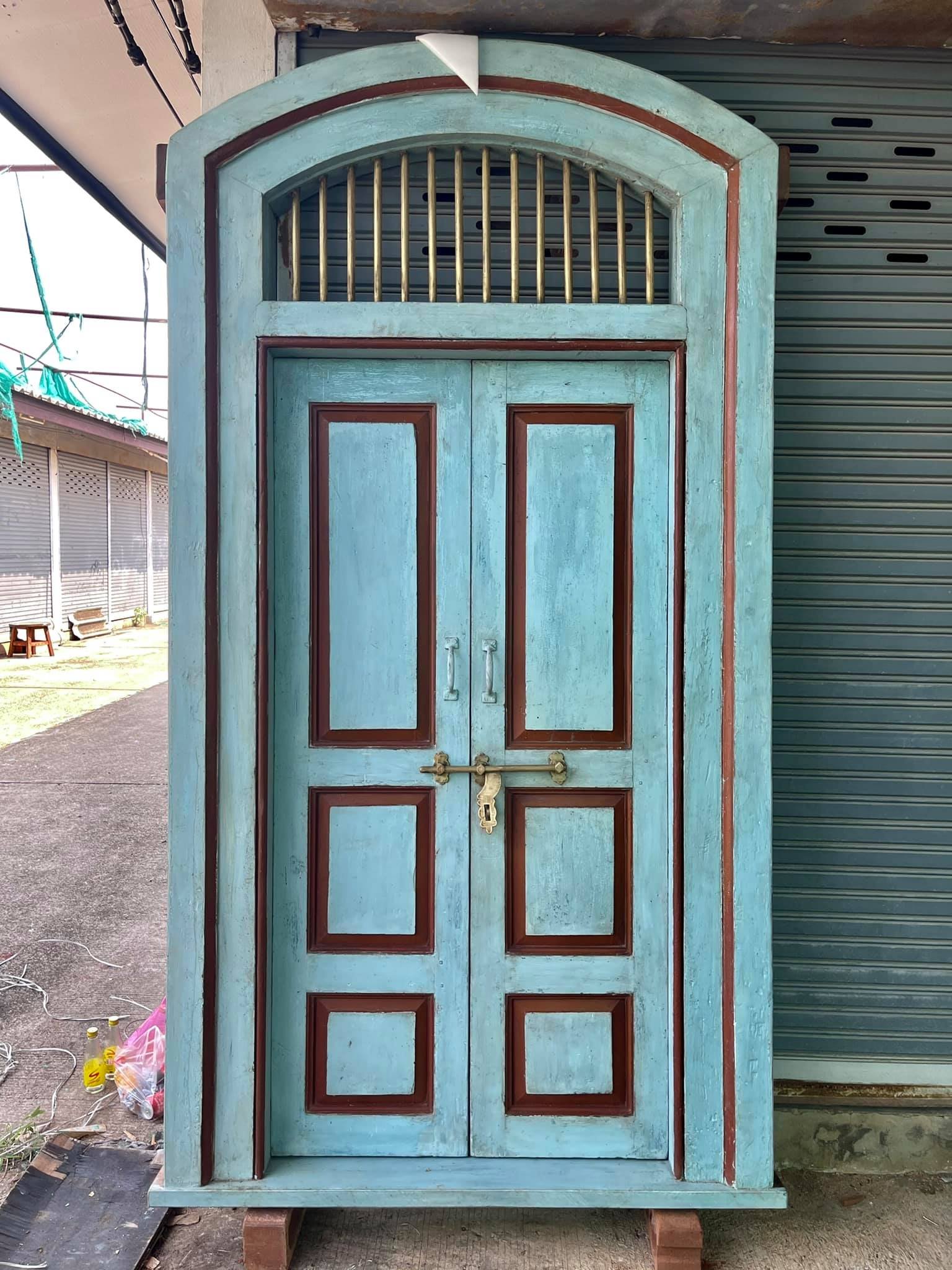 ประตูไม้สักสไตล์อังกฤษสีฟ้าสว่างตัดเส้นสีน้ำตาล