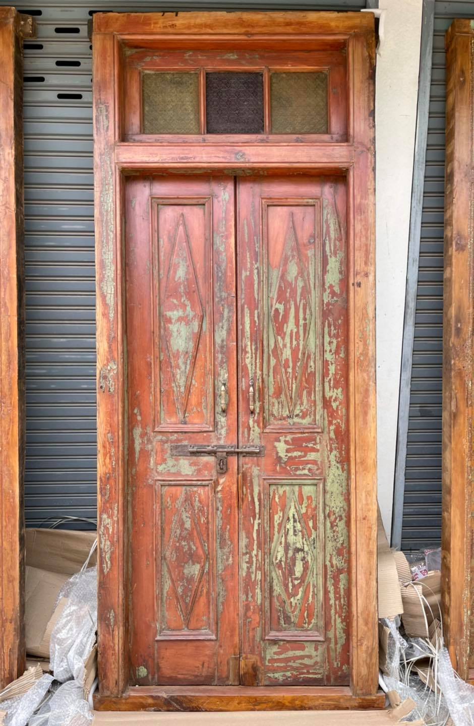 2XL52 Classic British Door with Glass