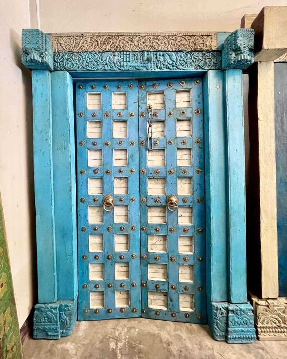 L11 Old Wooden Door in Blue Color