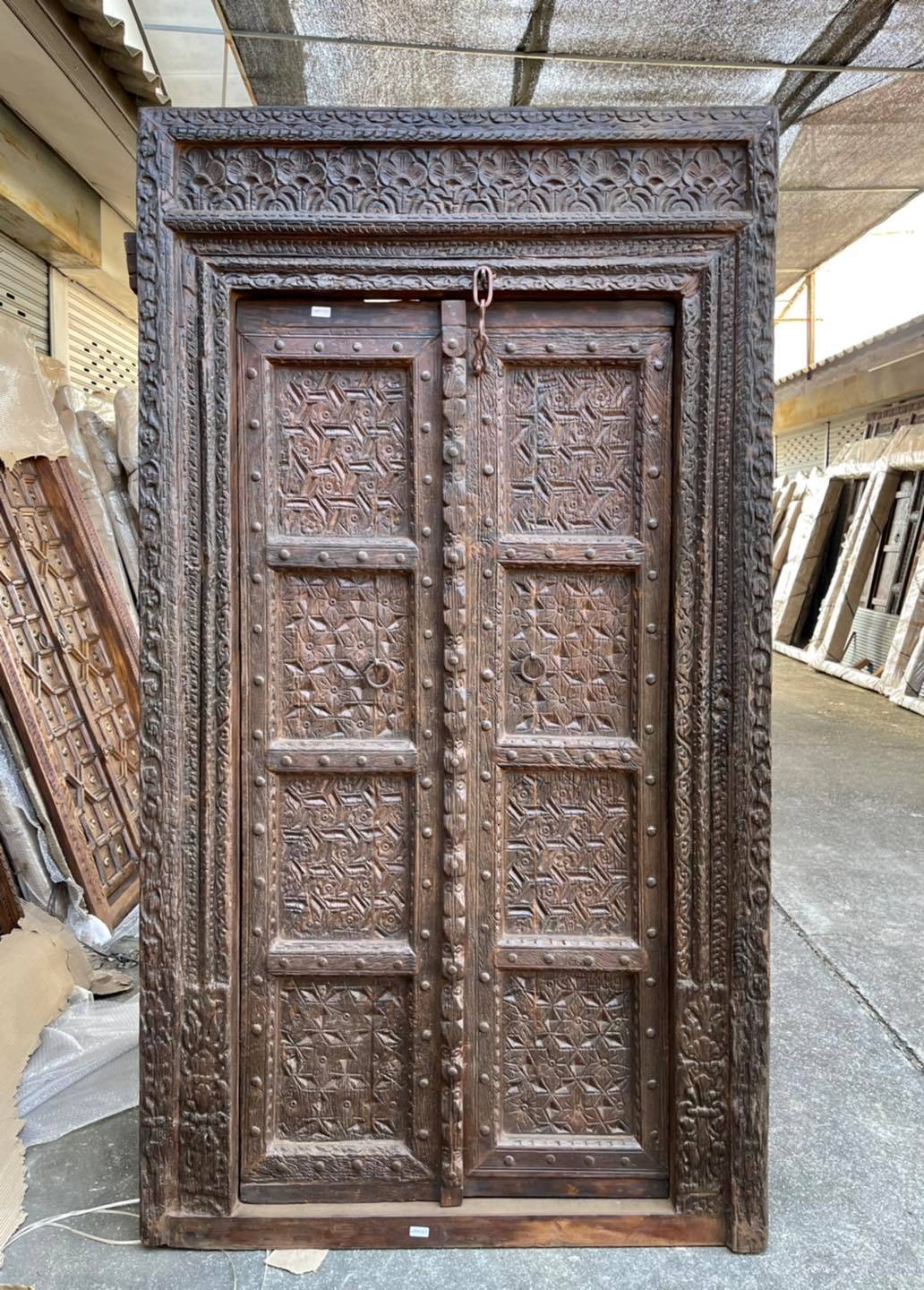 L46 Old Wooden Door with Full Carving