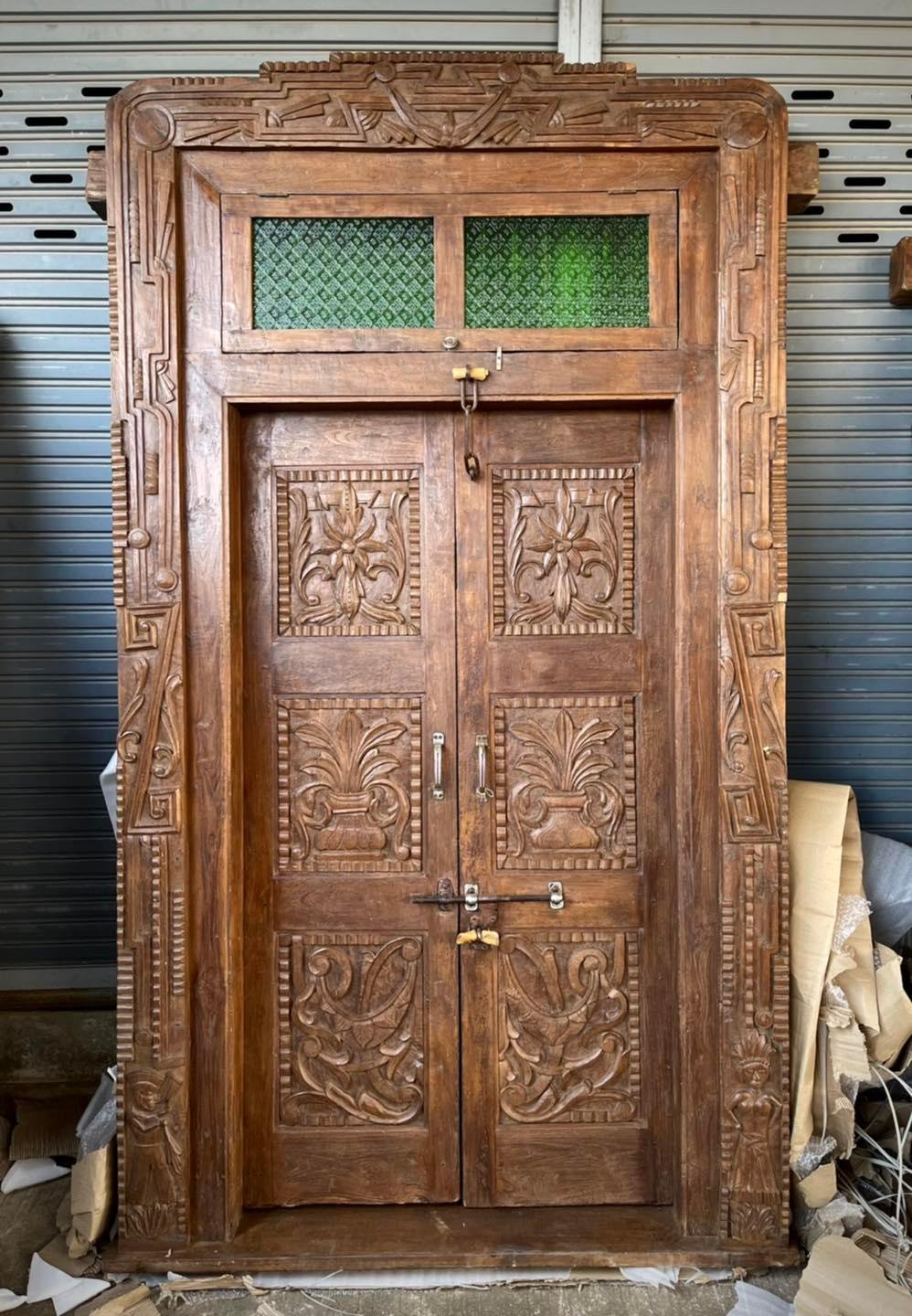XL82 ประตูบานสูงแกะสลักลายสวยแต่งกระจกสีเขียว