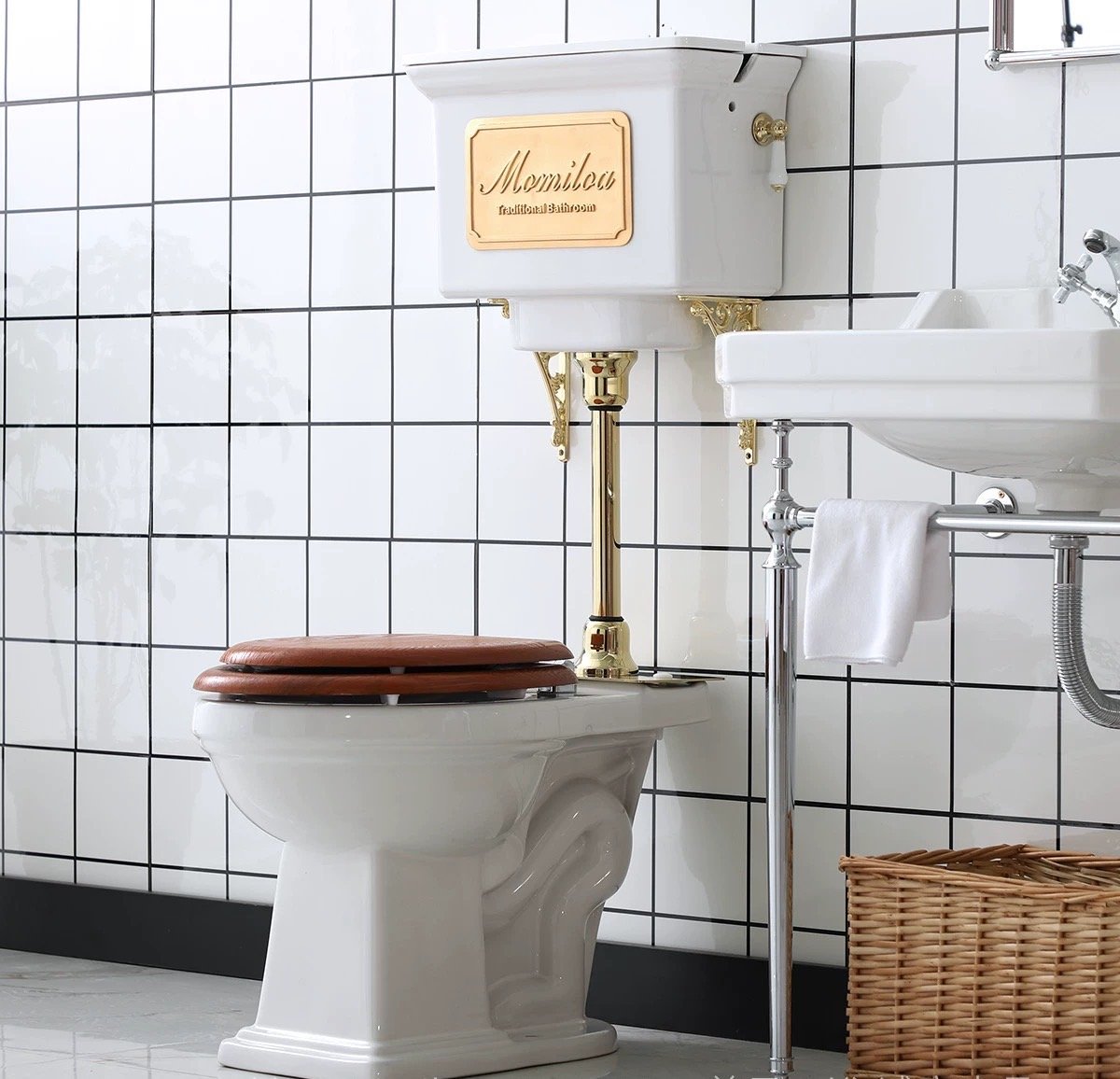 Classic WC with Solid Wood Lid
