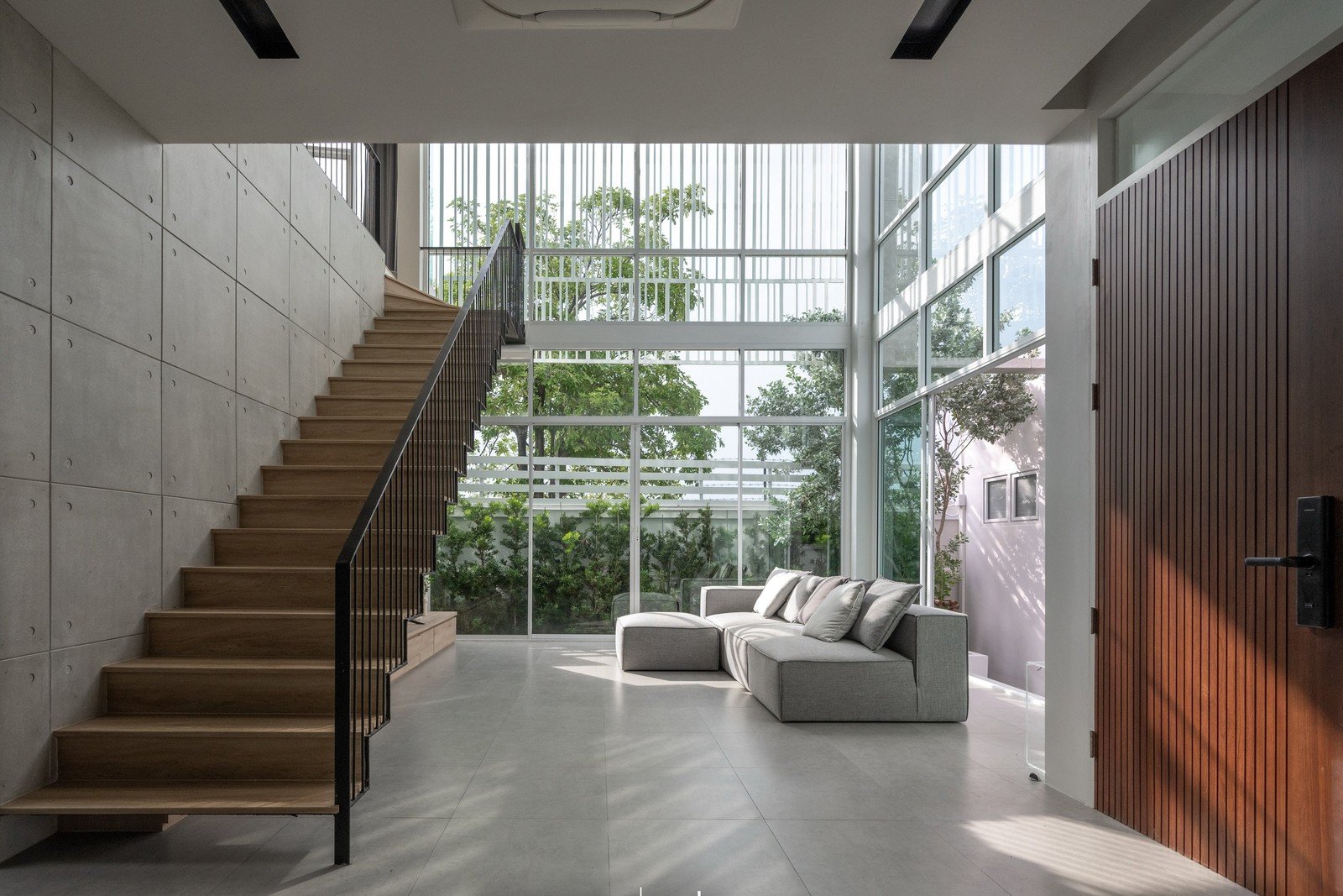 ห้องนั่งเล่นเพดานสูงเชื่อมบันได — Petz House