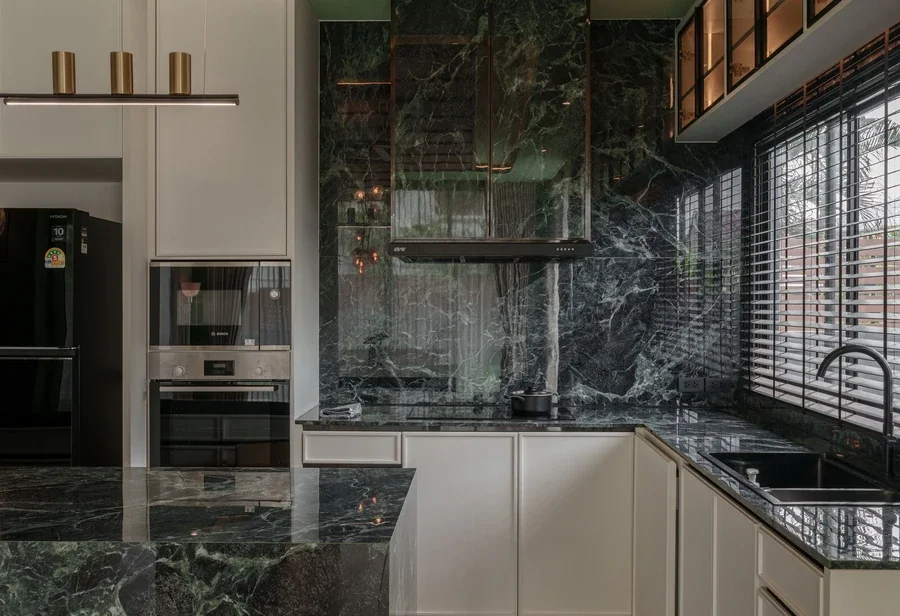 ห้องครัวพร้อมตู้เก็บของสีอ่อนและเคาน์เตอร์หินลายสีเข้ม — Penthouse Design Group ห้องครัวพร้อมตู้เก็บของสีอ่อนและเคาน์เตอร์หินลายสีเข้ม — Penthouse Design Group