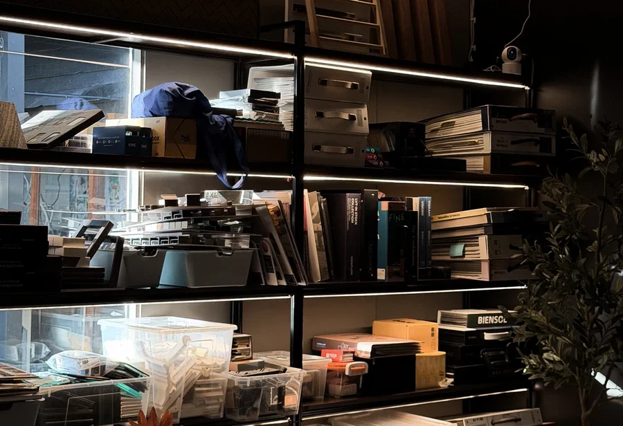 ชั้นตัวอย่างวัสดุในห้องประชุม — Penthouse Design Group