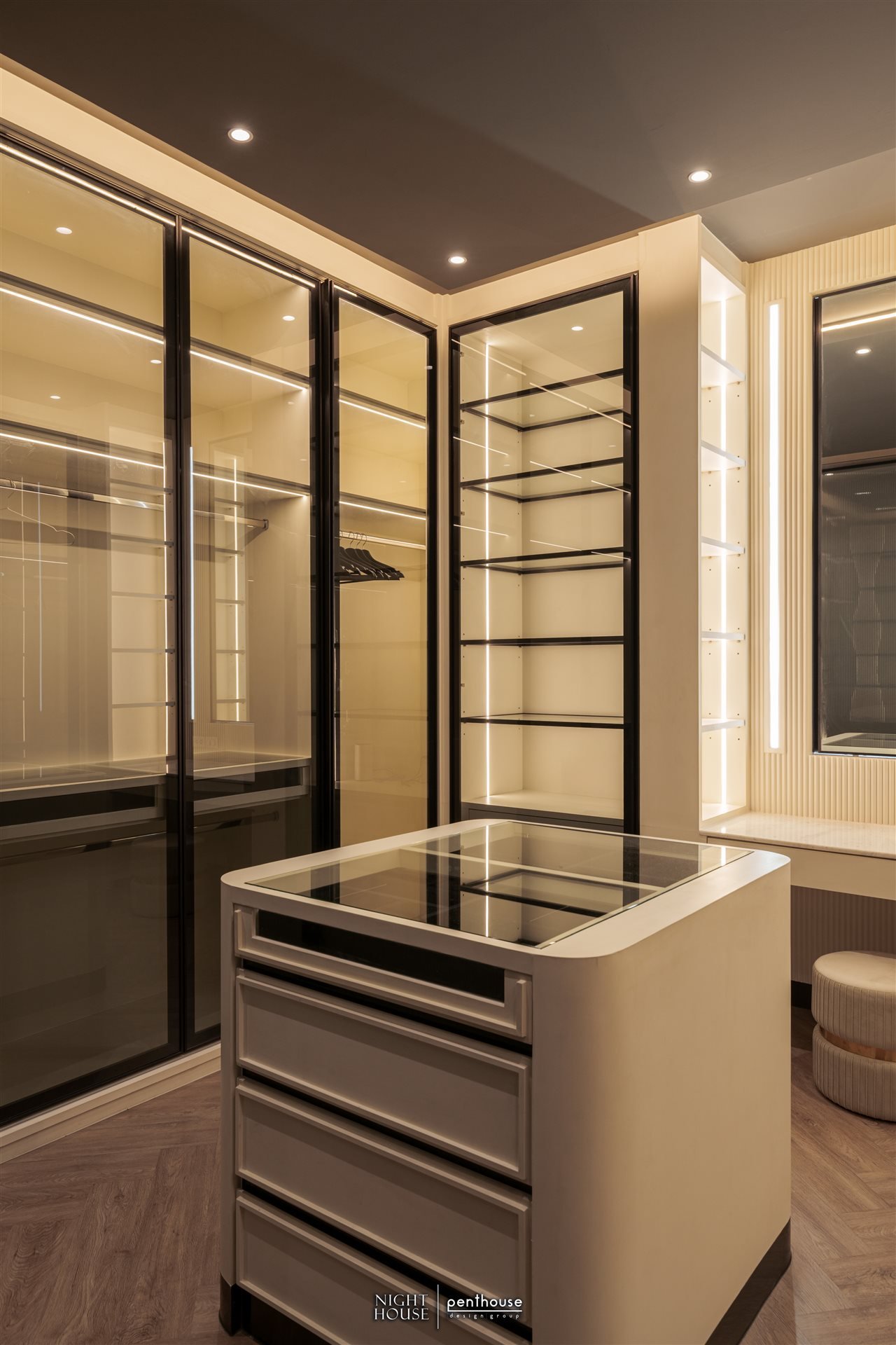 ห้องแต่งตัวพร้อมตู้กระจกและไอส์แลนด์ NIGHT HOUSE