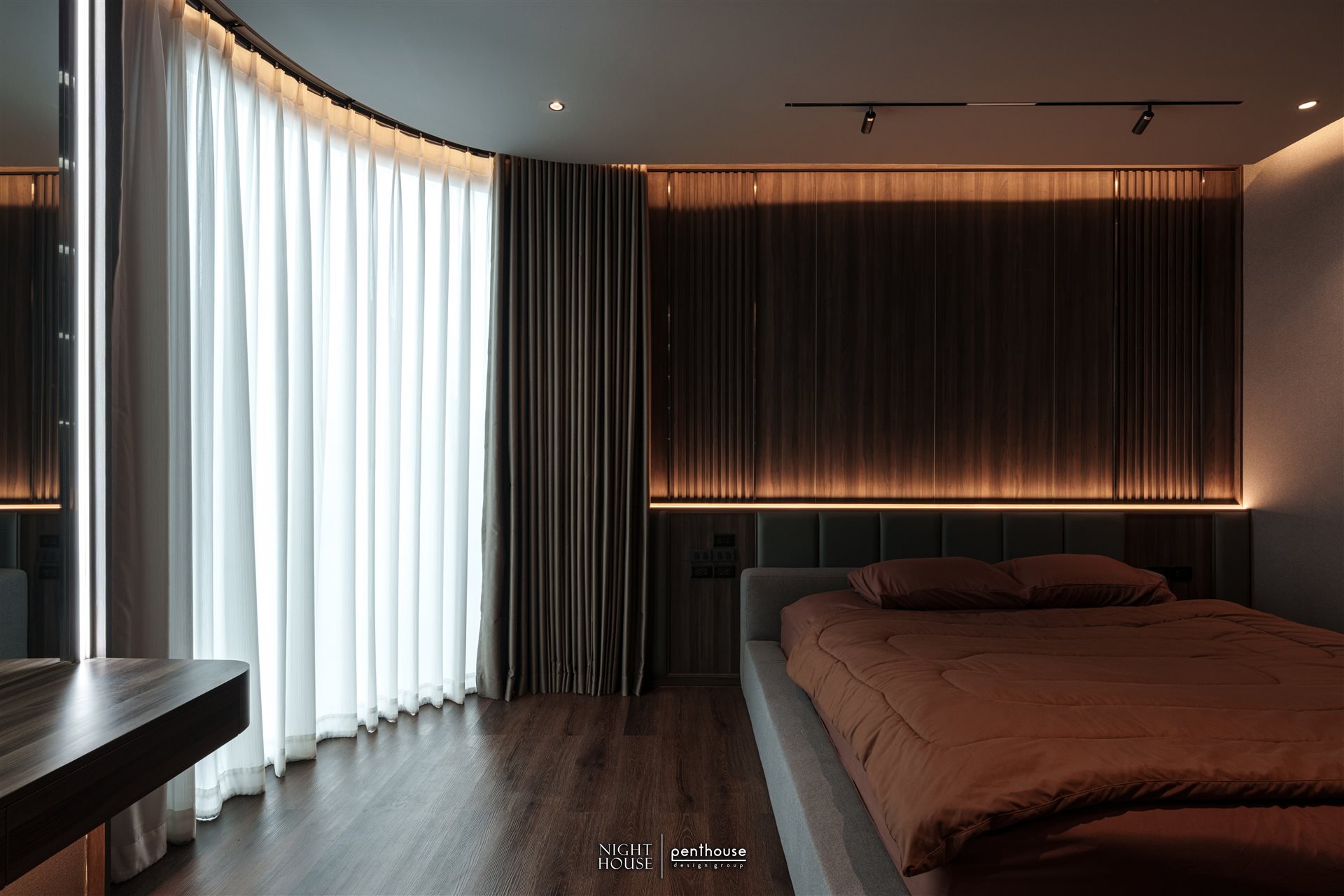 ห้องนอนโทนอุ่นพร้อมแสงซ่อน NIGHT HOUSE