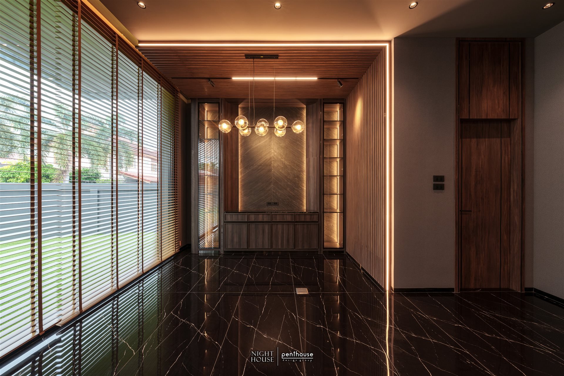 โถงภายในกับผิวพื้นลายหินและฝ้าไม้ NIGHT HOUSE