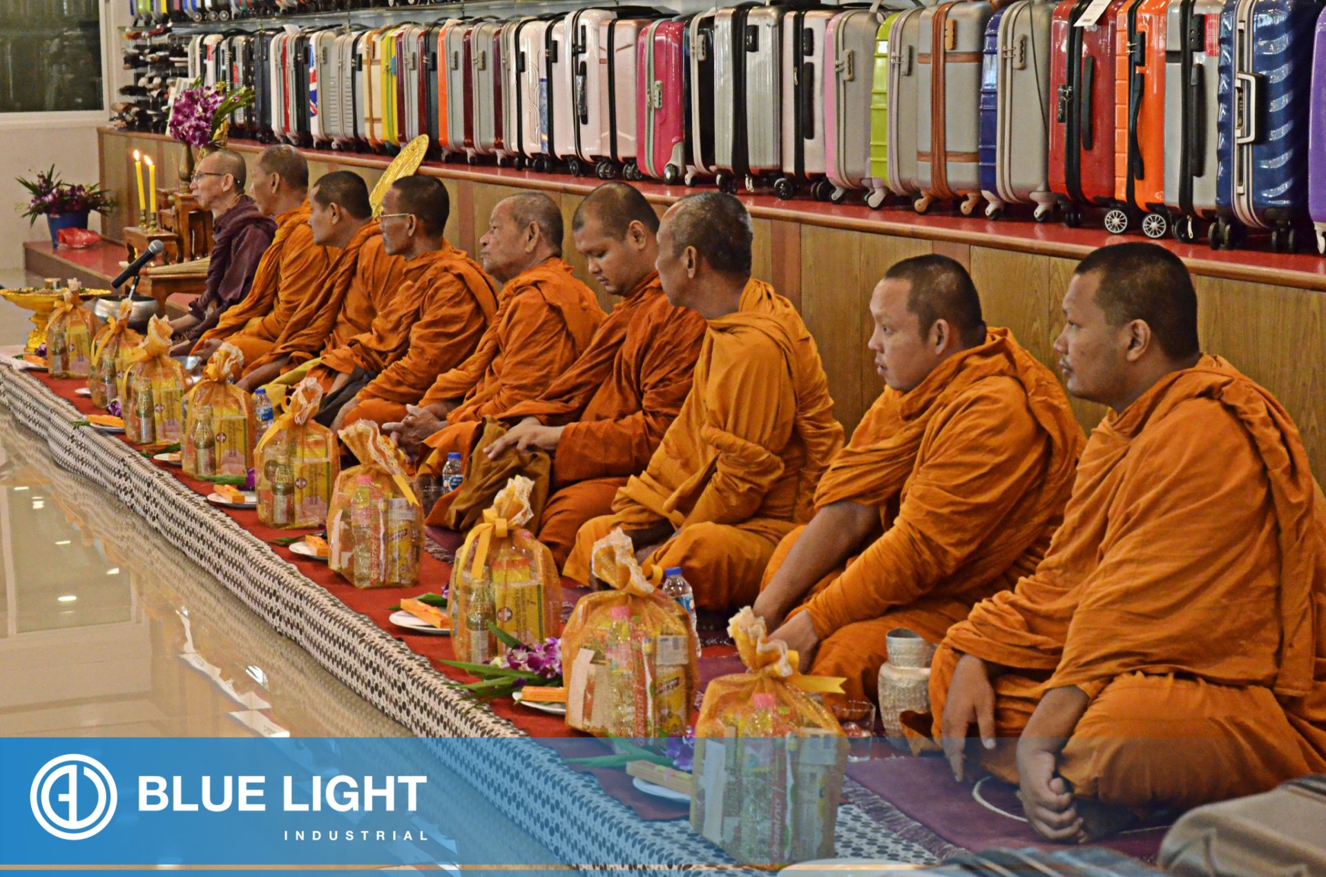 1.กิจกรรมทำบุญบริษัทประจำปี 2563 โรงงานผลิตกระเป๋าเดินทาง ทำบุญประจำปี 2563