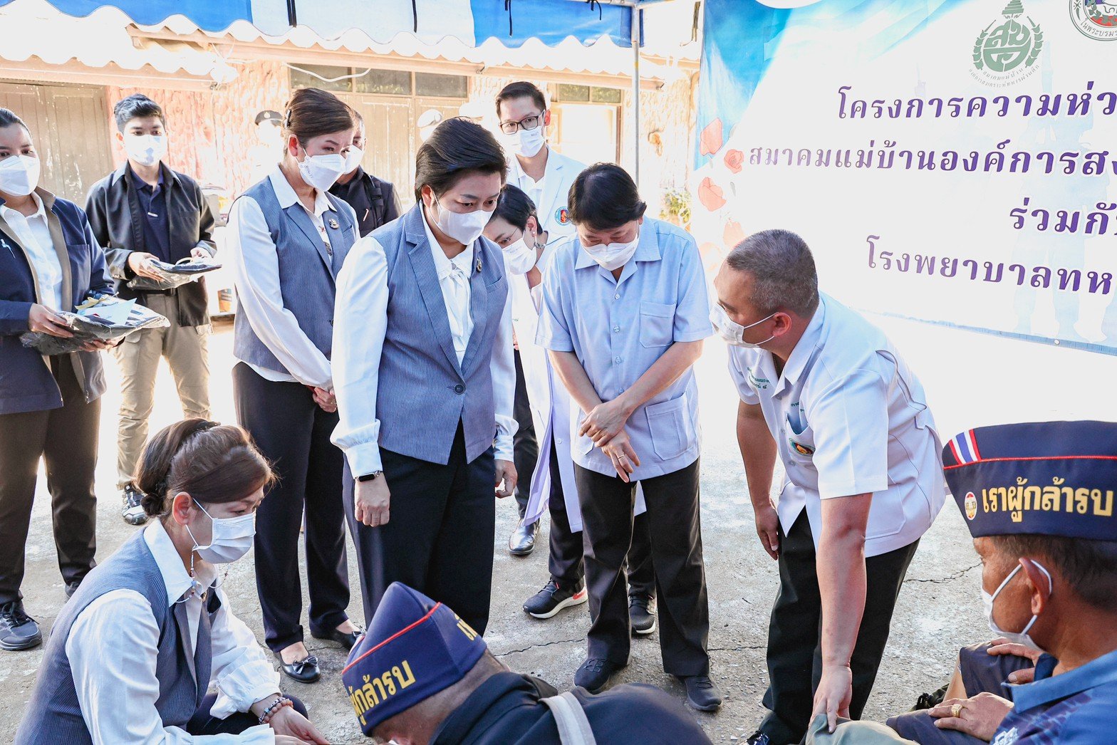 นายกสมาคมแม่บ้านองค์การสงเคราะห์ทหารผ่านศึกและคณะ พร้อมด้วยหน่วยแพทย์เคลื่อนที่ รพ.ผศ. เยี่ยมเยียนทหารผ่านศึกพิการและครอบครัวทหารผ่านศึก จ.บุรีรัมย์