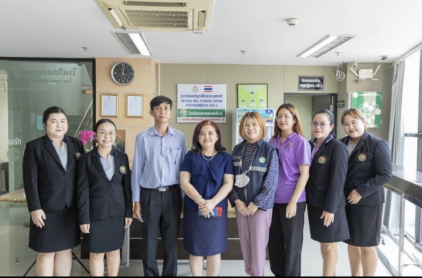 ดร.จุไรรัตน์ ศรีศิริ ผู้บริหารโรงเรียนเดอะแคร์การบริบาลให้การต้อนรับ  นายทวีศักดิ์ ยิ่งรุ่งโรจน์ รองผู้อำนวยการศูนย์สนับสนุนบริการสุขภาพที่ 10 และคณะรับฟังบรรยายสรุปและเยี่ยมชมกิจกรรมการเรียนการสอนของโรงเรียน