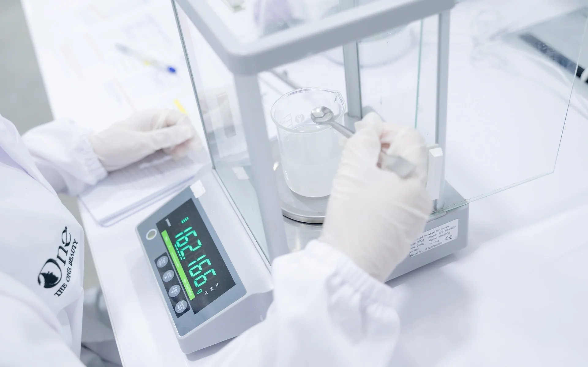 ชั่งสารสกัด เพื่อให้ได้ปริมาณที่เหมาะสม โรงงานผลิตสกินแคร์ The One Beauty