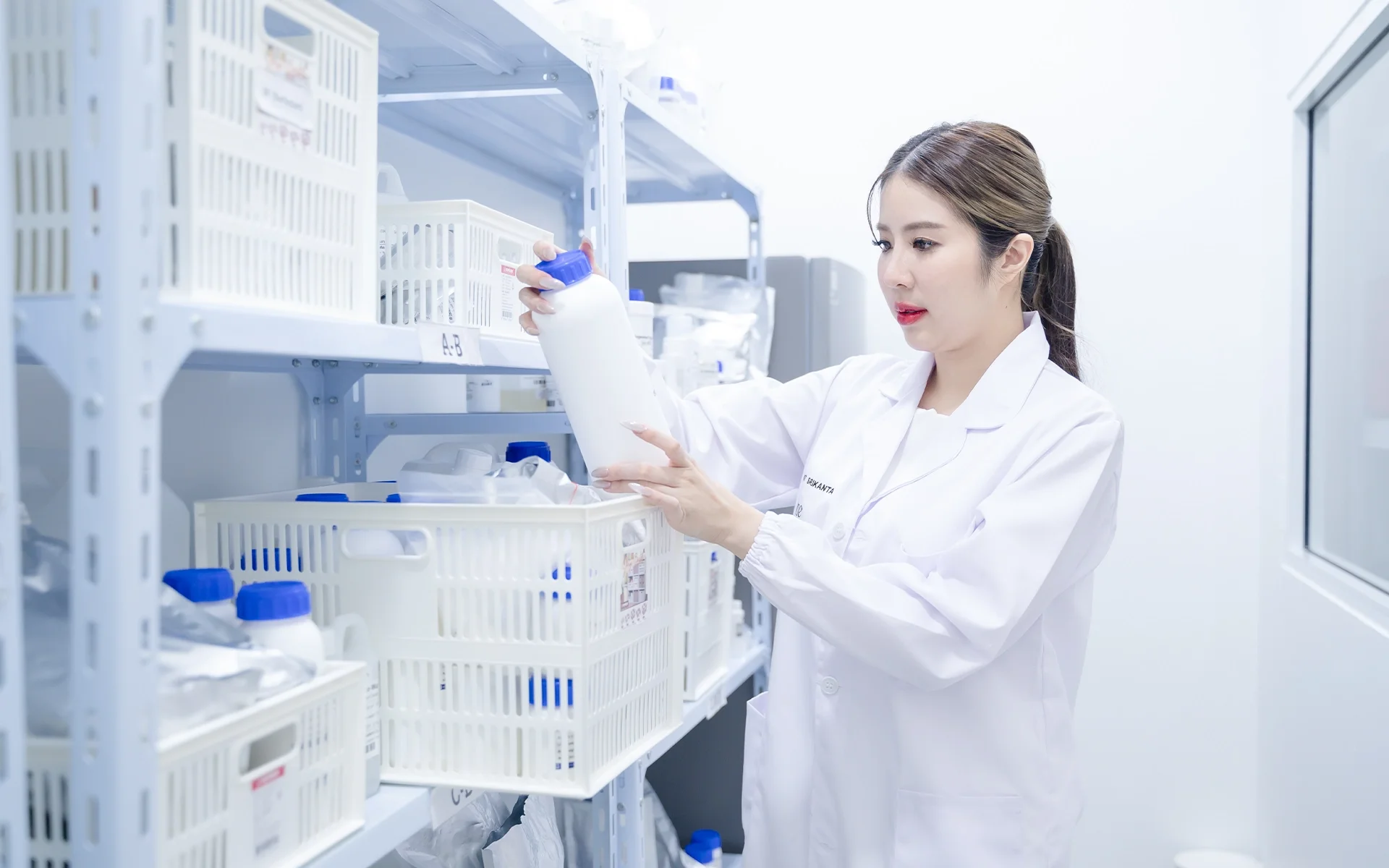 ตรวจเช็คสารสกัด เพื่อนำไปใช้ทำสกินแคร์ โรงงานผลิตสกินแคร์ The One Beauty ตรวจเช็คสารสกัด เพื่อนำไปใช้ทำสกินแคร์ โรงงานผลิตสกินแคร์ The One Beauty