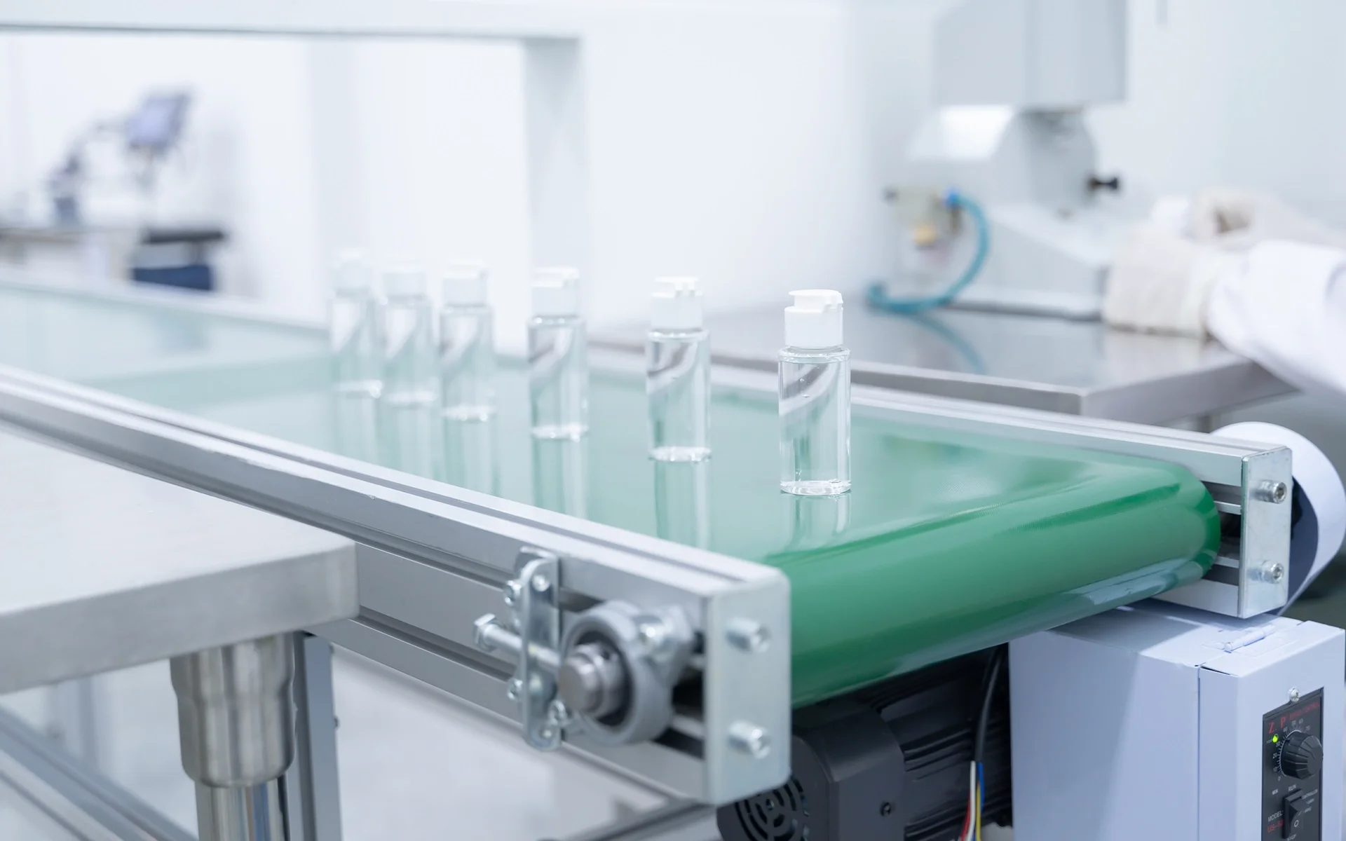 ทีมงานควบคุมคุณภาพโรงงานผลิตสกินแคร์ ตรวจสอบกระบวนการบรรจุผลิตภัณฑ์ OEM ทีมงานควบคุมคุณภาพโรงงานผลิตสกินแคร์ ตรวจสอบกระบวนการบรรจุผลิตภัณฑ์ OEM