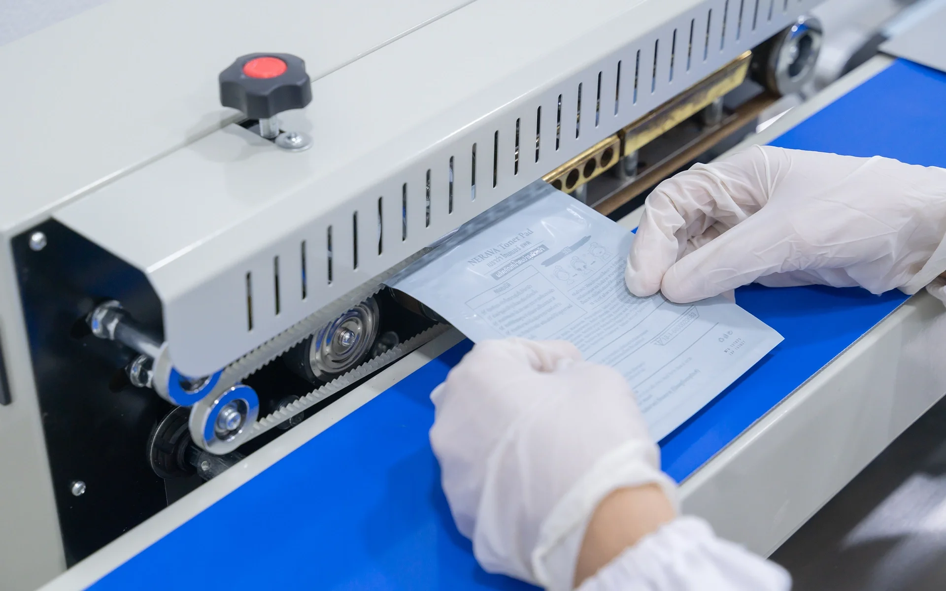 ห้องตรวจสอบคุณภาพและความปลอดภัยของผลิตภัณฑ์สกินแคร์ ในโรงงานผลิต OEM ห้องตรวจสอบคุณภาพและความปลอดภัยของผลิตภัณฑ์สกินแคร์ ในโรงงานผลิต OEM