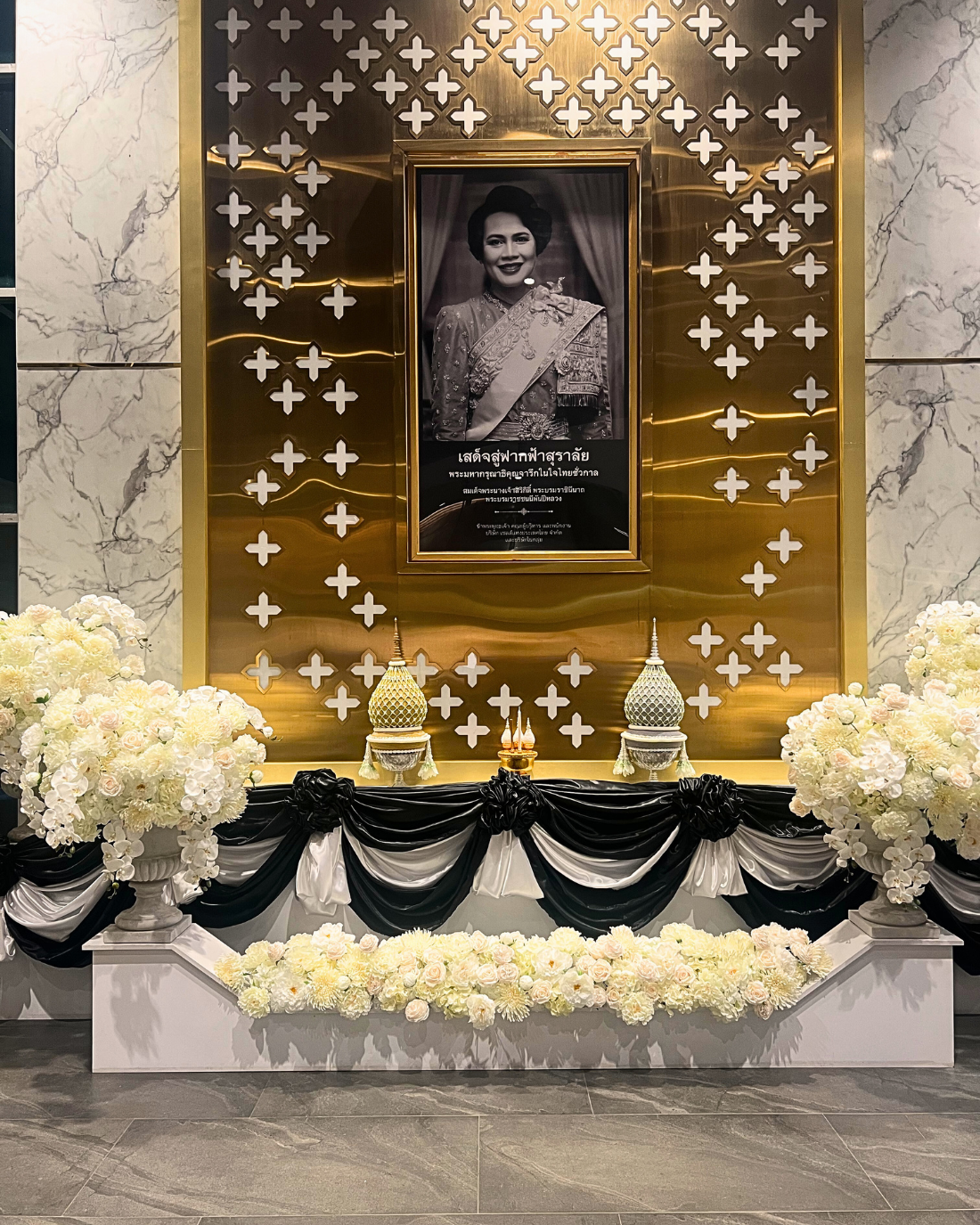 ความสง่างามที่สมพระเกียรติ: ซุ้มถวายความอาลัยแด่สมเด็จพระพันปีหลวง ณ บริษัท เชลล์แห่งประเทศไทย จำกัด