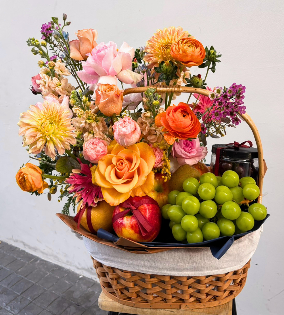 กระเช้าผลไม้และของขวัญ Warm Hug Basket 39 | Le Floriste