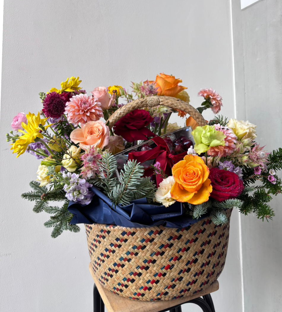 กระเช้าผลไม้และของขวัญ Warm Hug Basket 40 | Le Floriste