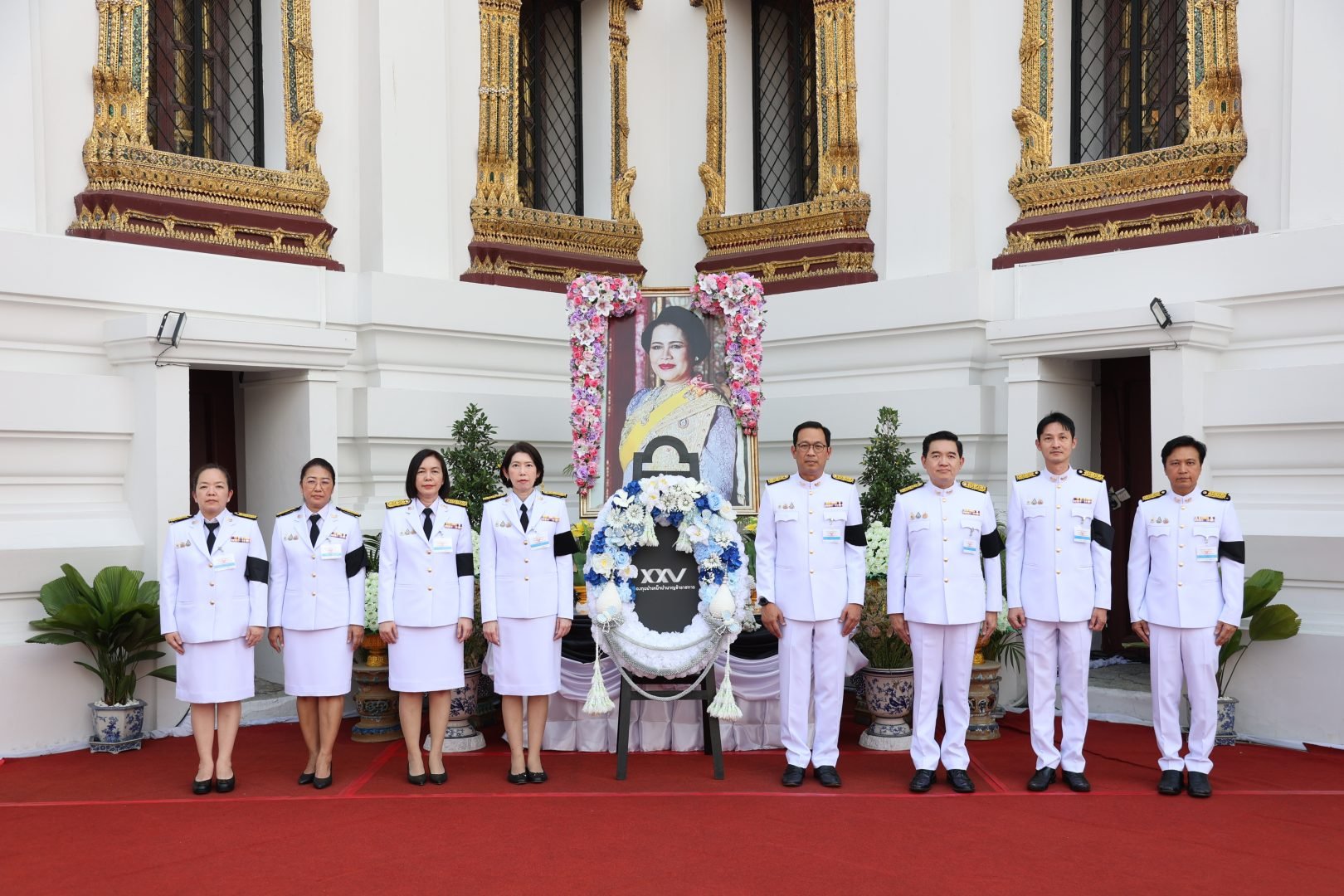 e floriste ร่วมรังสรรค์พวงมาลาถวายสักการะอย่างสมพระเกียรติ ให้แก่ กบข. และบริษัทย่อย ในพระพิธีธรรมสวดพระอภิธรรมพระบรมศพ ณ พระที่นั่งดุสิตมหาปราสาท พระบรมมหาราชวัง ด้วยความประณีต งดงาม และเปี่ยมด้วยความเคารพอย่างสูงสุด