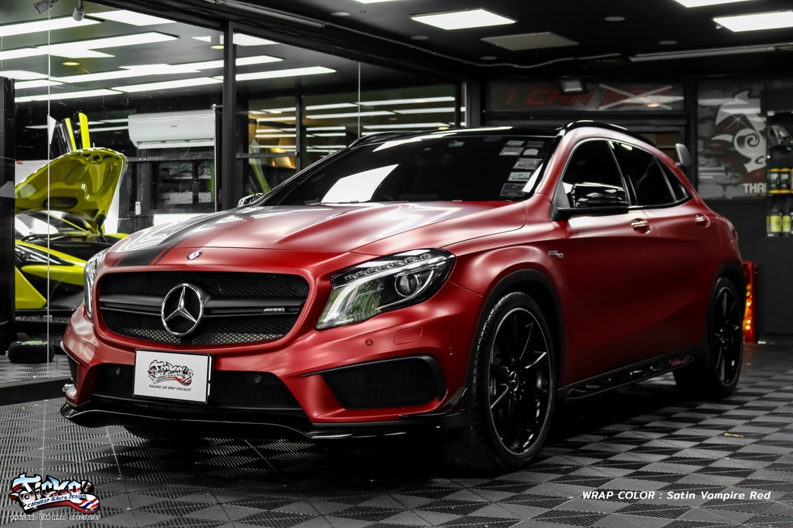 รถ Mercedes-Benz สีแดงผิวซาตินจากคลังงาน Wrap ของ JICKO