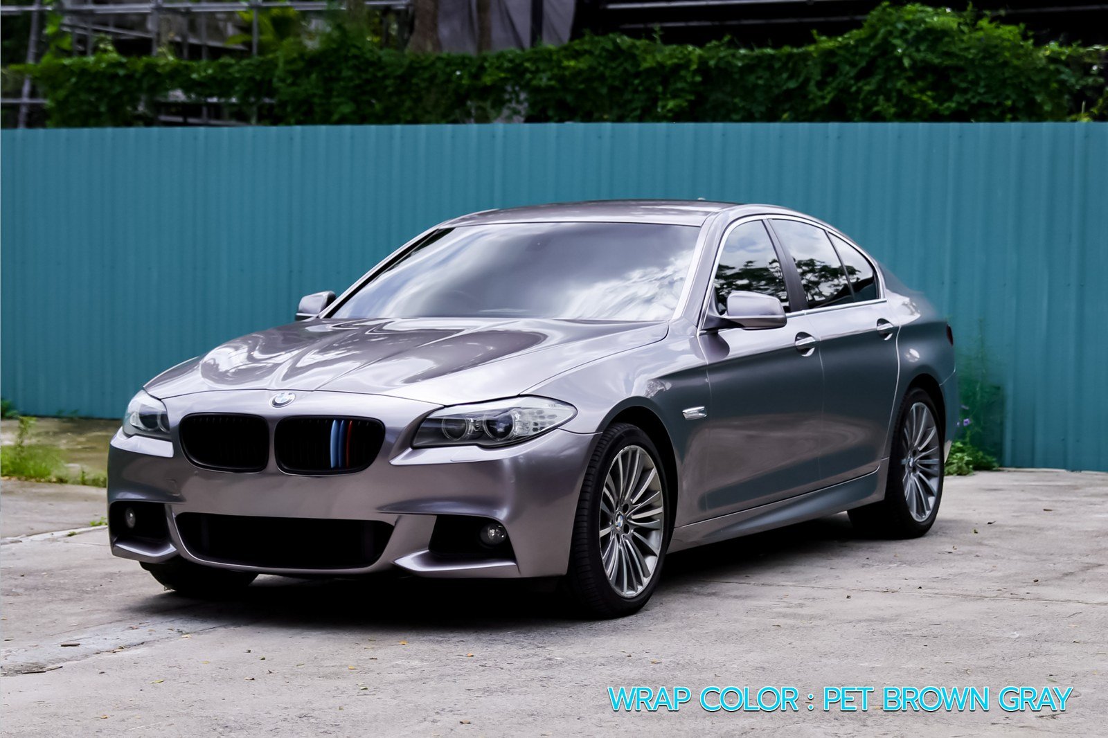 รถ BMW สีเทาจากคลังงาน Wrap ของ JICKO