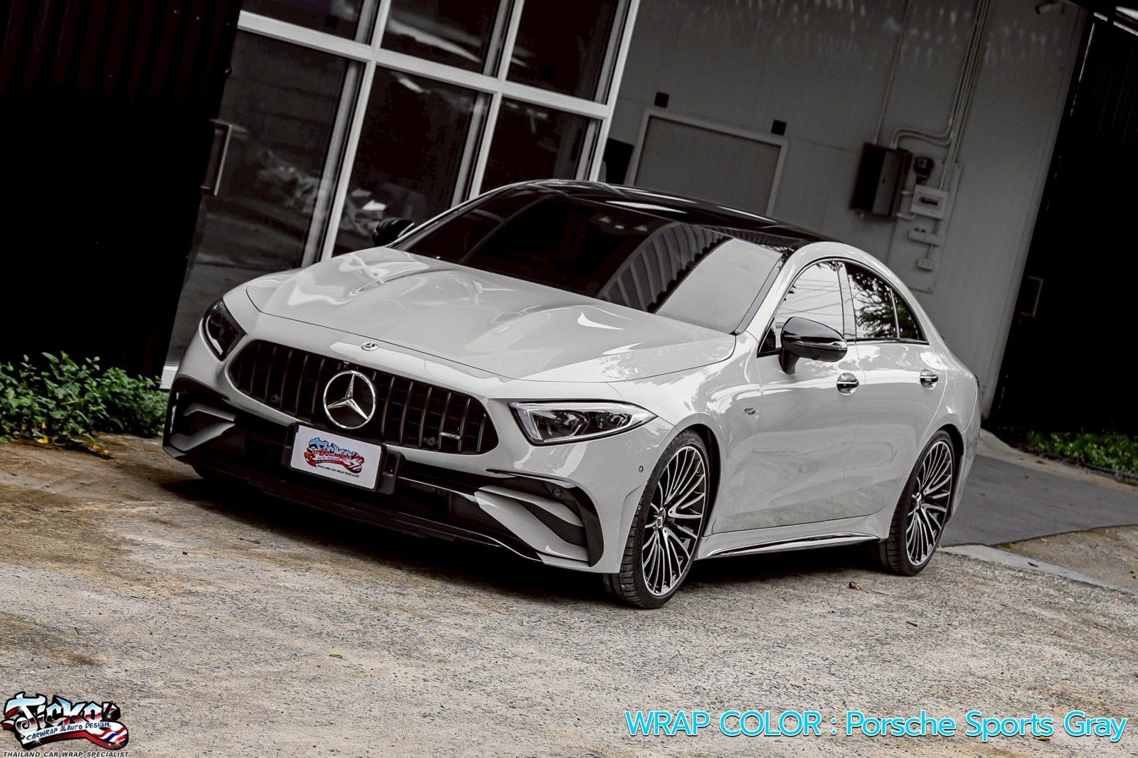 รถ Mercedes-Benz สีขาวจากคลังงาน Wrap ของ JICKO